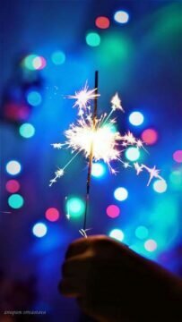 बैकग्राउंड ब्लर के साथ फुलझड़ी