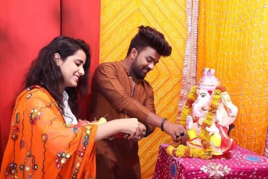 couple worshipping pose for a photo