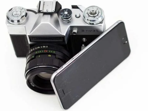 smartphone vs dslr pixel size