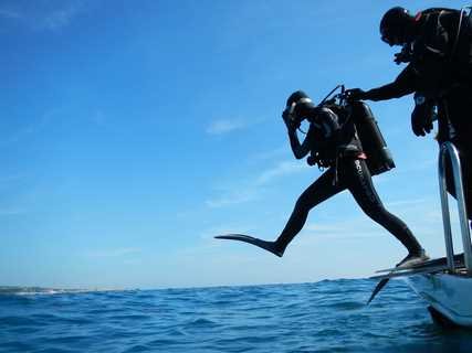 scuba diving, यात्रा के दौरान की जाने वाली नौकरी 